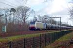 RTB/RailPool 186 506 schleppt ein Millet-Kesselwagenzug durch Tilburg Oude Warande am 14 Dezember 2019.