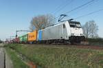 railpool/731659/kre-186-536-zieht-ein-containerzug KRE 186 536 zieht ein Containerzug durch Roond nach Venlo und Köln-Eiffeltor.