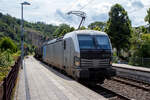 Die an die ecco-rail GmbH vermietete SIEMENS Vectron AC 193 990 (91 80 6193 990-9 D-Rpool) der Railpool GmbH (München) fährt am 18 Juli 2024 mit einem Kesselwagenzug durch den Bahnhof