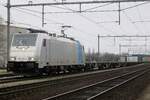 Am trüben 18.Dezember 2015 steht der noch kahler RTB/RATH 186 425 mit ein ziemlich leeren KLV in Blerick.