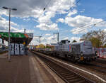 Die RHC DE 504 alias 4185 020-9 (92 80 4185 020-9 D-RHC), eine Vossloh DE 18, der RheinCargo fährt am Sonntag den 30.04.2023 mit einem KLV-Zug durch den Bahnhof Köln-Ehrenfeld in Richtung