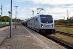 Die 187 076-5 / E 2078 (91 80 6187 076-5 D-RHC) der RheinCargo GmbH & Co. KG f�hrt am 24 September mit einem Staubgutwagen-Zug (mit Braunkohlenstaub beladene Silowaggon der Gattung Uacns) durch dem Bahnhof Rathenow in Richtung Stendal bzw. Westen. Ra ...