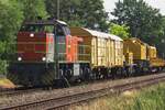 RTSwietelsky 1018 zieht ein Gleisbauzug durch Oss am 9 Juni 2023.