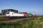 RTB 193 598 zieht ein Containerzug durch Tilburg-Reeshof am 23 Juli 2021.
