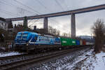 Die an die RTB Cargo vermietete Siemens Vectron MS - 6193 945-3 (91 80 6193 945-3 D-ELOC) der ELL - European Locomotive Leasing (Wien) fährt am 30 Januar 2026 mit einem Containerzug durch