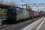 RTB 193 739 zieht ein Containerzug durch Lage Zwaluwe am 27 April 2026.