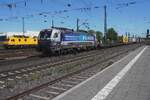 Bis 52 Halb-LKW ( Semitrucks )  ersetzt ein KLV-Zug laut RTB 193 429 ''Vectruck  beim Passage durch Neuwied am 30 April 2026.  52 Halb-LKWs?  Sind das 26 ganze LKWs, oder 104 Viertel-LKWs -oder, wie Mann Statistik f�r sich arbeiten lasst...