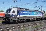 RTB Cargo 193 429 'Vectruck  steht am 30 April 2026 in Neuwied und tragt ein LKW-Designdass an beide Kanten Kabinen zeigt.