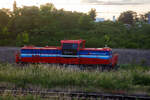 Die damals an die SBB Cargo Deutschland GmbH (Duisburg) vermietete 1002 035  Offenbach am Main  (90 80 1002 035-6 D-ALS) der S�dLeasing GmbH (Stuttgart) steht am 11 Juni 2022 bei Offenbach am Main. Aufnahme aus einem IC heraus. 

Die Alstom H3-Hybrid wurde 2020 von ALSTOM Lokomotiven Service GmbH in Stendal unter der Fabriknummer H3-00035 gebaut und an die S�dLeasing GmbH geliefert. Seit 2025 ist sie an die Talgo (Deutschland) GmbH in Berlin vermietet.
