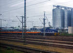 Die 512 011-8 / 'V 119' mit dem Namen 'Julian' (98 80 3512 011-8 D-SEL), eine Krauss Maffei M 1200 BB, der SEL - Martin Schl�n� Eisenbahn Logistic (Wankendorf), steht am 24 September 2026 mit einem Flachwagenzug bei Wolfsburg. Die Aufnahme konnte ich ...