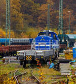Die sehr neue SPITZKE DE18-SP-302 / 4185 302-1 (92 80 4185 302-1 D-SLG) eine dieselelektrische Vossloh DE 18 der SPITZKE SE steht am 08 November 2025 hinter einem Res-Wagen im Rbf Betzdorf/Sieg. 

Die DE18 wurde 2025 von der Vossloh Rolling Stock GmbH in Kiel unter der Fabriknummer 5502655 gebaut und am 14.08.2025 an die SPITZKE SE, Großbeeren ausgeliefert (Tag der Überführung).

Die Diesellokomotive der Baureihe DE 18 ist insbesondere für den schweren Rangier- und Streckenbetrieb mit hoher Zugkraft geeignet. Sie gilt als aktuell leistungsstärkste Mittelführerhauslokomotive auf dem europäischen Markt. Die DE 18 ist für den Rangierbetrieb mit einer Funkfernsteuerung ausgerüstet und ist für bis zu drei Loks mehrfachtraktionsfähig. Durch Energiesparmodus und Start-Stopp-System reduziert sie Schadstoffausstoß und spart Treibstoff ein, zudem besitzt sie einen Rußpartikelfilter. Zusätzlich lässt sich der Kraftstoffverbrauch durch ein effizientes Motormanagement und einer Begrenzung der Motorleistung, wenn nicht die Maximalleistung benötigt wird, reduzieren. Der 1.800 kW starke MTU Dieselmotor wird durch ein Batteriepaket ergänzt, das einen bis zu einstündigen emissionsfreien Rangierbetrieb gewährleistet und Fahrten durch Null-Emissions-Bereiche etwa in Tunneln, Werkhallen oder Bahnhöfen, ermöglicht.

Die Lok hat eine Anfahrzugkraft von 300 kN und eine Dauerzugkraft von 230 kN bei 24.2 km/h. Höchstgeschwindigkeit beträgt 120 km/h, die kleinste Dauerfahrgeschwindigkeit 3 km/h,
