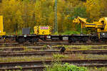 Der Gegenlastwagen 99 80 9320 001-7 D-BRS (ein vierachsiger Drehgestell-Flachwagen) der STRABAG RAIL GmbH zum 150 t Gleisbauschienenkran KIROW KRC 1200+ „Donau“ abgestellt am 27.10.2021 in