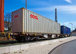 Sechsachsige Drehgestell-Gelenk-Containertragwagen 37 80 4952 331-9 D-AAEC der Gattung Sggmrs 90´23 der AAE Cargo AG (heute zur VTG AG), beladen mit zwei Containern, abgestellt am 17.04.2022 in
