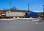 Sechsachsige Drehgestell-Gelenk-Containertragwagen 37 80 4952 331-9 D-AAEC der Gattung Sggmrs 90´23 der AAE Cargo AG (heute zur VTG AG), beladen mit zwei Containern, abgestellt am 17.04.2022 in
