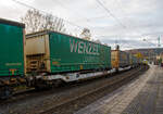 Sechsachsiger Gelenk-Taschenwagen (Doppeltaschenwagen in Gelenkbauart) der AAE Cargo (heute VTG AG), 37 84 4993 181-5 NL-AAEC der Gattung Sdggmrs (AAE S143 / VTG Twin I / T72.096D)
am 06.11.2021 im Zugverband bei einer Zugdurchfahrt im Bf Kirchen/Sieg.
 
Der multifunktionale Wagen mit einer Taschenbreite von 2.700 mm und einem erweiterten Hüllraum ist besonders geeignet für den Transport von modernen Megatrailern. Dank einem erweiterten Hüllraum können moderne Megatrailer befördert werden, ohne dass wesentliche Bauteile des Sattelanhängers weggeklappt werden müssen. Ein höhenverstellbarer Stützbock erlaubt die effiziente Be- und Entladung. Der Taschenwagen ist auch für normale Trailer geeignet. Mit einem Rollbalken lässt sich das Fahrzeug im Einmannbetrieb schnell zum Tragwagen für Container und Wechselbehälter aller Art und Grössen umbauen.

TECHNISCHE DATEN:
Spurweite: 1.435 mm
Eigengewicht: 35.500 kg
Länge über Puffer: 34.030 mm
Drehzapfenabstand: 2 x 14.200 mm
Achsabstand in den Drehgestellen: 1.800 mm
Laufraddurchmesser: 920 mm (Neu)
Max. Radsatzlast (S): 20 t
Max. Ladegewicht bei Streckenklasse C / D : 87,5 t / 99.5 t
Max. Geschwindigkeit: 100 km/h (beladen) / 120 km/h (leer)
Bremse: 2 x KE-GP-A
Bremssohle: Jurid 816M (K-Sohle)
Kleinster  befahrbarer Kurvenradius: R 150 m (im Zugverband)
Intern. Verwendungsfähigkeit: TEN - GE
