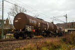 Der vierachsige 72 m³ Drehgestell-Kesselwagen, 37 80 7879 449-2 D-VTG, der Gattung Zaes, der VTG Rail Europe GmbH (Hamburg), laut Gefahrguttafel 33/1267 beladen mit Rohöl, am 29 November
