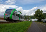 Der Stadler GTW 2/6 (95 80 0946 418-0 D-WEBA / 95 80 0646 418-3 D-WEBA / 95 80 0946 918-9 D-WEBA) der Westerwaldbahn (WEBA), ex VT 118 der Hellertalbahn, fährt am 09.08.2021, als RB 97