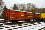 Privater gedeckter Güterwagen mit Schiebewänden der Gattung Hills, 10 80 2102 002-0, WEBA 03  (10 80 DB 210 2 002-0), der Westerwaldbahn (WEBA) abgestellt am 11.12.2021 auf dem Betriebshof