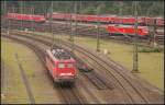 DB Schenker 140 003-5 fährt zum nächsten Einsatz, hinten wartet 152 029 am Signal (gesehen Hamburg-Maschen 27.08.2011)