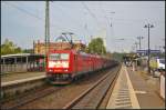 DB Schenker 185 338-1 und 185 231 mit Falns 121-Wagen am 05.09.2014 durch den Bahnhof Uelzen