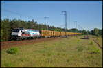Mit einem Holzzug am Haken kam die schöne PRESS 145 023 / 145 083-2, die Werbung für '120 Jahre Rasender Roland' machte, am 27.05.2017 durch die Berliner Wuhlheide gefahren