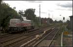 mkb V 19 / 277 808-2 durcheilt am 30.08.2011 solo Berlin-Karow. Gleichzeitig n�hert sich ein Zug der Baureihe 481 der Berliner S-Bahn dem Bahnhof