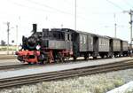98 727  Zuckersusi  mit Nebenbahnzug bei der Jubiläumsparade 150 Jahre Deutsche Eisenbahn in Nürnberg am 14.09.1985.