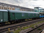 Wohnschlafwagen 60 80 9925 397-3 D-PRESS der Gattung Wohnschlafwagen 420, der Eisenbahn-Bau- und Betriebsgesellschaft Pressnitztalbahn mbH, am 24.11.2022 im Zugverband bei einer Zugdurchfahrt im Hbf