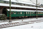 Der 2.Klasse Halbgepäckwagen mit Schwanenhals-Drehgestellen (vierachsige Umbauwagen), ex DB 50 80 82-12 065-2 vom Eigentümer Gasthaus Hafenhalle im alten Güterschuppen Konstanz, hier am