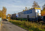Ein Spezieller sechsachsiger Gelenk-Taschenwagen System HELROM, 87 80 4993 xxx-x D-HEL, der Gattung Sdmrs, der HELROM Trailer Rail am 29.10.2021 im Zugverband bei der Durchfahrt in Eiserfeld.