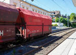 Vierachsiger offener Sch�ttgutwagen mit schlagartiger Schwerkraftentladung und hydraulischem Klappenverschlusssystem 81 80 6633 014-8 D-DB der Gattung Falns 181 der DB Cargo AG am 28 Juli 2026 im