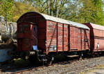 Der zweiachsige schnelllaufende gedeckte Güterwagen mit Bremserhaus EUROP / DB 299 858 (49 80 120 0 176-0 D-DGEG) der Gattung Gmhs 39, am 30 April 2017 im Eisenbahnmuseum Bochum-Dahlhausen.