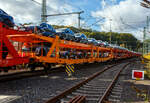 Vierachsiger Doppelstock-Autotransportwagen der Gattung Laaers 560.2 der SITFA - Societ� Italiana Trasporti Ferroviari Autoveicoli S.p.A. (Moncalieri, Italien), eingestellt als 25 80 4363 985-9 D-SITFA, am 24 Oktober 2026 im Zugverband, beladen mit Autos der bekannten Marke aus Ingolstadt, bei der Zugdurchfahrt in Betzdorf/Sieg in Richtung K�ln.

Gebaut wurde der Wagen von der Tatravag�nka a.s. in Poprad (Slowakei).

Wagen der Bauart 560.2 werden f�r den internationalen Transport von PKWs, Gel�ndewagen, und Vans eingesetzt und bieten maximale Flexibilit�t durch eine stufenlos verstellbare obere Ladeebene. Aufgrund der hohen Lastgrenze (34 t) ist der Transport von besonders schweren Fahrzeugen der genannten Typen m�glich. Der gro�e Unterschied zwischen den Laaers-Wagen der Bauart 560.2 (wie hier) und der Bauart 560.1 sind das Lastgrenzenraster (Max. Zuladung), zudem ist die Bauart 560.2 meist 500 kg leichter.  

Damit sowohl ein typenreiner Transport als auch eine Mischverladung in den unterschiedlichen Ladema�en m�glich ist, kann die obere Ladeebene hinsichtlich der Transportstellungen stufenlos eingestellt werden.

Durch die Entwicklung eines ver�nderten Ladungssicherungssystems wurde den Kundenanforderungen nach optimierten Transportm�glichkeiten f�r Fahrzeuge mit niedrigerer Bodenfreiheit Rechnung getragen.

TECHNISCHE DATEN:
Gattung: Laaers (Bauart 560.2)
Spurweite: 1.435 mm (Normalspur)
Anzahl der Achsen: 4
Laufraddurchmesser (neu): 840 mm
L�nge �ber Puffer: 31.000 mm
Ladel�nge: 30.070 mm (unten) / 30.550 mm (oben)
Ladebreite: 2.950 (unten) / 2.750 mm (oben)
H�chstgeschwindigkeit: 100 km/h (120 km/h leer)
Eigengewicht: ca. 29.600 kg
Nutzlast: 33,5 t (unten max. 18 t / oben max. 18 t)
Abstand der �u�eren Rads�tze: 25.160 mm (10.000 / 5.160 / 10.000 mm) 
Kleinster befahrb. Gleisbogenhalbmesser: 75 m
Bremse: KE-GP-A (K)
Bremssohle: Jurid 816 M
Handbremse: Ja
Intern. Verwendungsf�higkeit: TEN-GE