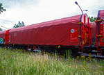 Drehgestellflachwagen mit sechs Radstzen, verschiebbarem Planenverdeck und Lademulden fr Coiltransporte, der DB Cargo, eingestellt als 31 80 4876 788-9 D-DB, der Gattung Sahimms-tu 900.2, abgestellt