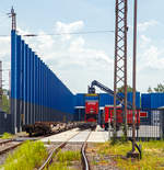 Südwestfalen Container-Terminal GmbH (SWCT), Kreuztal Ubf, den 03.06.2019:  Ein KLV-Zug, bestehend Gelenk-Taschenwagen der Gattung Sdggmrs (Typ T3000e),  wird mittels Reachstacker beladen.