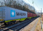 Neue sechsachsige Gelenk-Drehgestell Containertragwageneinheiten 80´ am 22.03.2022 im Zugverband bei der Zugdurchfahrt in Scheuerfeld (Sieg), hier im Vordergrund der Wagen 37 80 4580 587-9