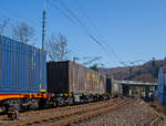 Vierachsiger Drehgestell-Containertragwagen, 37 80 4565 553-7 D-MFDR, der Gattung Sgnss M10 (60´) der MFD Rail GmbH (Schweiz)  am 23.03.2022 im Zugverband bei der Zugdurchfahrt in Betzdorf