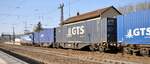 Containerdoppelwagen der GTS Typ Sggmrss90 im Ganzzug in Amstetten am 26.03.2022.