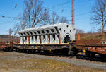 Drehgestellflachwagen mit sechs Radsätzen, mit Rungen, Stirnwandklappen und klappbaren Ladeschwellen, jedoch ohne Seitenwandklappen, 31 80 4862 872-7 D-DB, der Gattung Samms 710, der DB Cargo AG