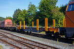 Leerer vierachsiger Drehgestell-Flachwagen mit Doppelrungen, 37 84 4616 781-9 NL-ORME, der Gattung Smnps, Bauart 193-4, der On Rail Gesellschaft für Eisenbahnausrüstung und Zubehör mbH (Mettmann), vermietet an die Saarstahl AG, abgestellt am 27 August 2024 in Herdorf auf dem Rbf der Kreisbahn Siegen-Wittgenstein (KSW). Nach dem Aufkleber (MFI) zu urteilen gehören die französische MFI - Matériel Ferroviaire et Industriel S.A. (Straßburg) und die On Rail wohl nun zusammen.

Diese Wagen wurden vom bulgarischen Hersteller Transwagon AD in Burgas gebaut.

Die Wagen haben einen durch Gitterroste begehbaren Fußboden Gitterroste, Hartholz-Ladeschwellen, Niederbindeeinrichtungen (Gut-Spanneinrichtungen), Rungen mit auswechselbaren Kunststoffleisten an den Berührungsflächen zum Ladegut. Hier bei der Bauart 193-4 haben die Wagen ja Längsseite vier sehr steife Doppelrungen (aus HEB-Stahlträgern), anstatt acht bei der Bauart 193. Zudem sind die Rungen nur ca. halb so hoch, anstatt 2.000 mm bei Bauart 193. Anschraubflächen für weiter vier Doppel-Rungen sind jedoch vorhanden.

TECHNISCHE DATEN:
Spurweite: 1.435 mm (Normalspur)
Länge über Puffer: 16.740 mm
Drehzapfenabstand: 11.700 mm
Achsabstand im Drehgestellen: 1.800 mm 
Raddurchmesser: 920 mm (neu)
Drehgestell-Typ: Y25 Lsd
Ladelänge: 15.500 mm
Ladebreite: 2.830 mm (zwischen den Rungen)
Ladefläche: 43,8 m²
Eigengewicht: 21.000 kg
Max. Zuladung bei Lastgrenze: 69,0 t (ab Streckenklasse D)
Max. Geschwindigkeit: 100 km/h (beladen) / 120 km/h (leer)
Kleinster Gleisbogenhalbmesser: 45 m
Bauart der Bremse: KE-GP-A (K) max. 58 t
Bremssohle: Cosid C 810
Internationale Verwendungsfähigkeit: TEN-GE
