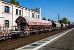 Vierachsiger gedeckter Drehgestell-Sch�ttgutwagen mit dosierbarer Schwerkraftentladung, 31 80 0819 877-8 D-DB, der Gattung Tads-z 957.4 der DB Cargo am 19.09.2018 im Zugverband bei der Durchfahrt im