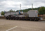 Eine Hälfte des 20-achsigern Tragschnabelwagen der Gattung Uaai 687.9 (84 80 9960 003-5 D-AMPR) der Amprion GmbH abgestellt am 03.10.2021 in Kreuztal auf dem Betriebsgelände der KAF