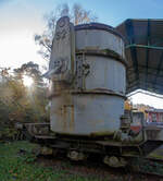 Dreiachsiger Roheisenpfannen-Wagen (oder Giepfannen-Wagen) ausgestellt im Auenbereich vom Bergbaumuseum Herdorf-Sassenroth des Landkreis Altenkirchen, hier am 03 November 2024.