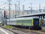 Ein FlixTrain bei der Einfahrt in den Hauptbahnhof Stuttgart.