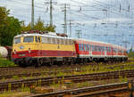   Als Schlußläufer an einem TRI Personenzug am 04.09.2020 durch Koblenz-Lützel in Richtung Köln, die AKE / TRI E10 1309 (91 80 6113 309-9 D-TRAIN) der Train Rental International