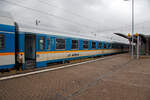Der „alex“ zweite Klasse Reisezugwagen D-DBL 56 80 20-95 510-6 der Gattung Bomz (ex DB 51 80 10-94 009-7 Amz 210.0), der DBL - Die Länderbahn GmbH, eingereiht in einen RE nach
