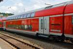 
2. Klasse Doppelstock-Wagen (DoSto) D-DB 50 80 26 - 81 268-7 DBpz 781.2, der Wagen ist klimatisiert, besitzt BiLED-Anzeigen und ist für 160 km/h zugelassen. Hier im RE 9 (rsx - Rhein-Sieg-Express) am 13.07.2014 im Bahnhof Betzdorf/Sieg. 