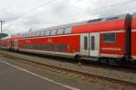 personenwagen-doppelstock/374665/2-klasse-doppelstock-wagen-dosto-d-db-50 
2. Klasse Doppelstock-Wagen (DoSto) D-DB 50 80 26 - 81 264-6 DBpz 781.2, der Wagen ist klimatisiert und besitzt BiLED-Anzeigen.

Hier im RE 9 (rsx - Rhein-Sieg-Express) am 04.06.2014 im Bahnhof Betzdorf/Sieg.

Technische Daten:
Spurweite: 1.435  mm
Länge über Puffer: 26.800 mm
Wagenkastenlänge: 26.400 mm
Gesamtachsstand: 22.500 mm
Drehzapfenabstand: 20.000 mm
Drehgestellachsstand: 2.500 mm
Wagenkastenbreite: 2.774 mm
Raddurchmesser:  920 mm
Eigengewicht: 50 t
zul. Höchstgeschwindigkeit: 160  km/h
