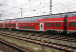 Der Škoda 2.Klasse klimatisierte Doppelstock-Reisezugwagen, D-DB 70 80 26-94 004-7 der Gattung DBpdz 790.0, eingereiht in eine Škoda Wendezug-Garnitur vom München-Nürnberg-Express,