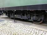 Geschweißtes Görlitzer Drehgestell III leicht mit vierter Federung unter einem ehemaligen E 30 Reisezugwagen, jetzt mit der Modellbahnanlage des Sächsischen Eisenbahnmuseums in Chemnitz am 19.04.2017.